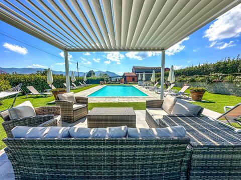 Exclusive Villa with Pool / Garden