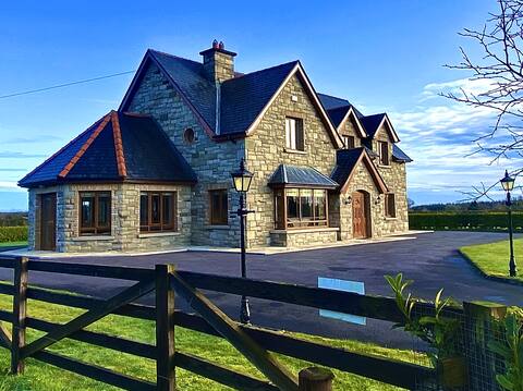 Beautiful Country House- 6 large Bedrooms & 3 Bath