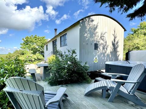 Penkenna Shepherds hut | Hot tub | Alpacas