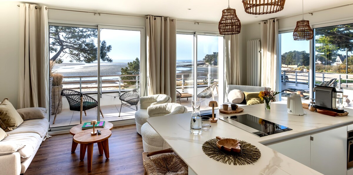 Top Airbnb: Luxurious terrace apartment with sea view La Trinité in La Trinité Sur Mer