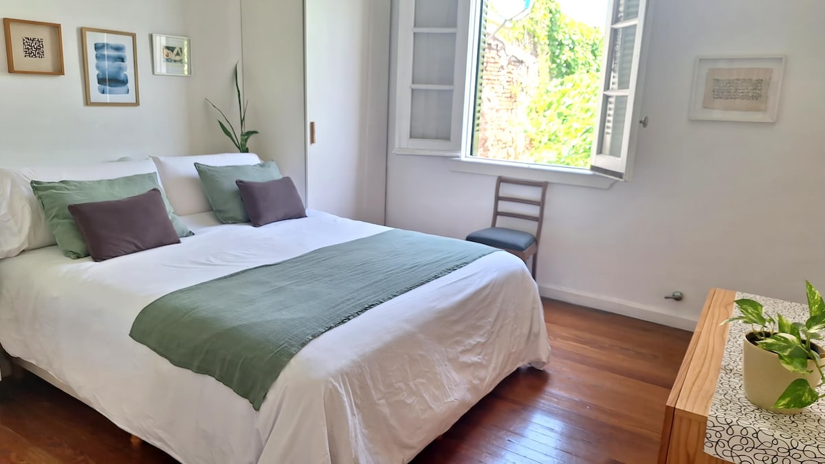 Airbnb con mejor rendimiento: Green Oasis and quietness in the Historic Center en Monserrat