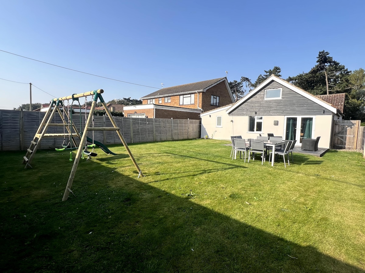 Popular Airbnb listing: Stylish 5 Bed detached  bungalow in Caister on sea in Caister On Sea