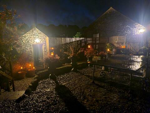 Big Quirky House, near 3 pubs + SPACE, sleeps 14