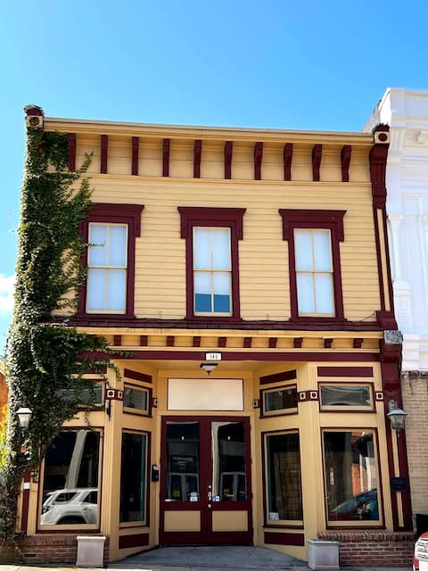 Historic Downtown 2 BR Convenient Loft Apartment