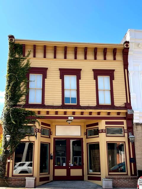 Historic Downtown 2 BR Convenient Loft Apartment