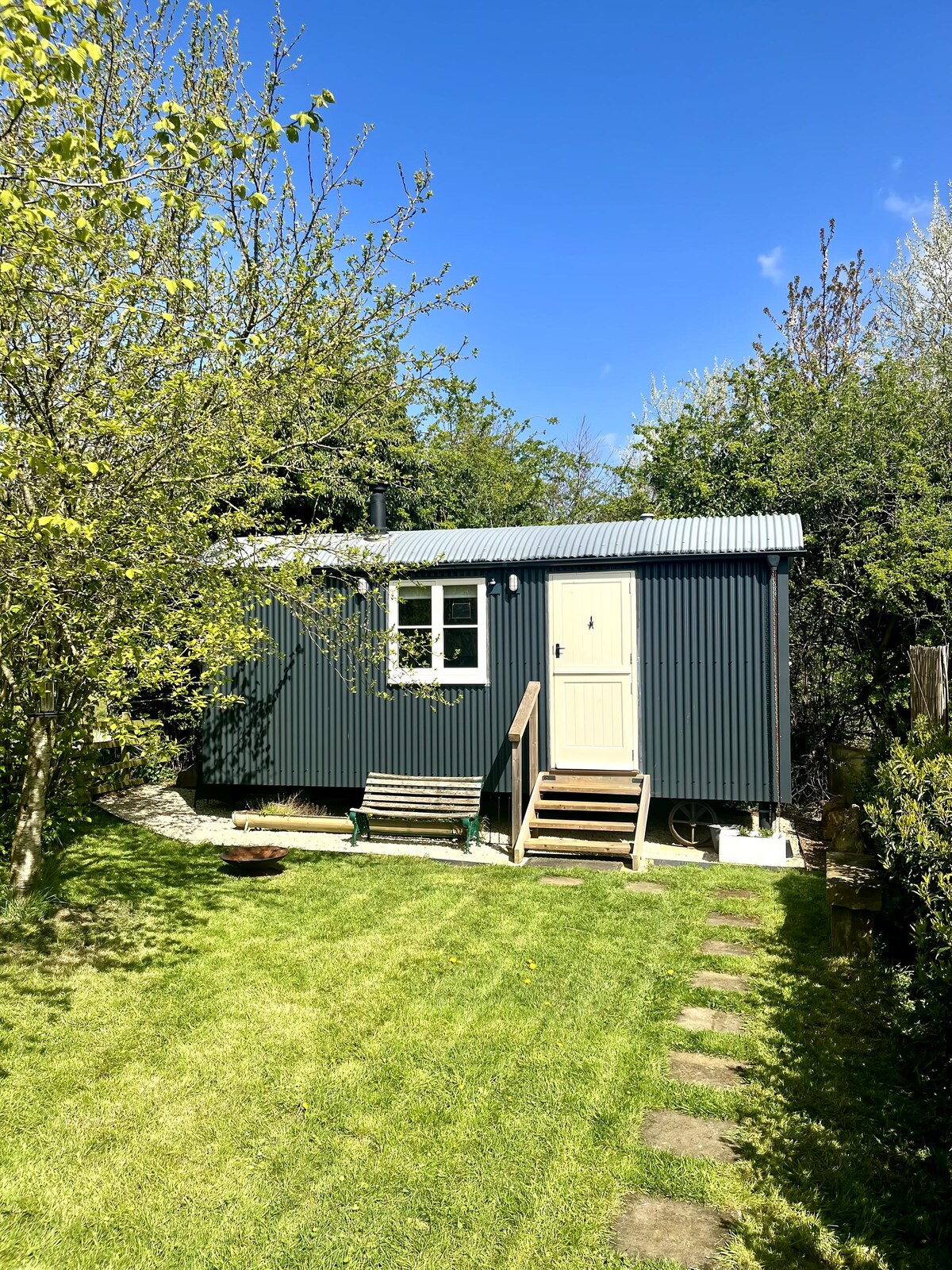 Top performing Airbnb: Delightful Shepherd’s Hut in Chipping Norton. in Chipping Norton