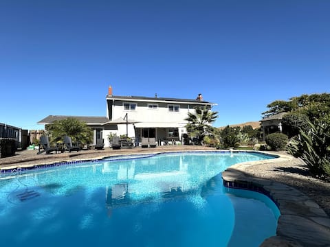 Beautiful 4 Bedroom Hillside Retreat