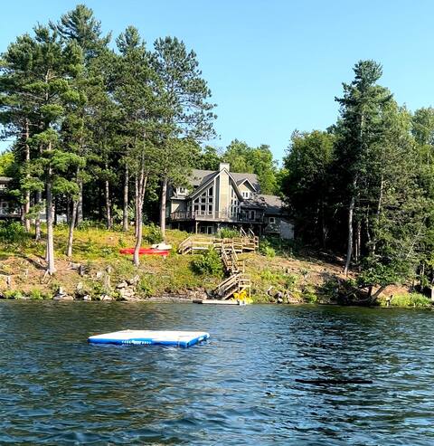KerryAnne - North Kawartha Lakehouse with Hot Tub