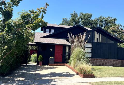 Japanese garden home near coffee shop & college ���🪴