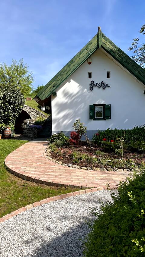 Monumental press house with its own wine cellar, bathing bowl