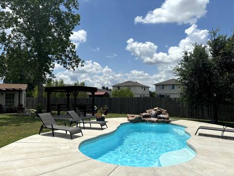 Sun-kissed Pool Paradise in Killeen