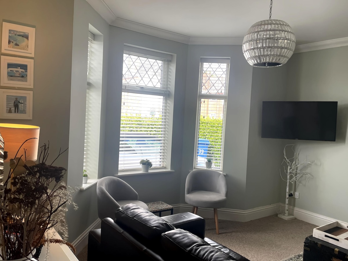 Popular Airbnb listing: 3 bedrooms 4 beds, 2.5 bathrooms, parking 2 cars in Studland