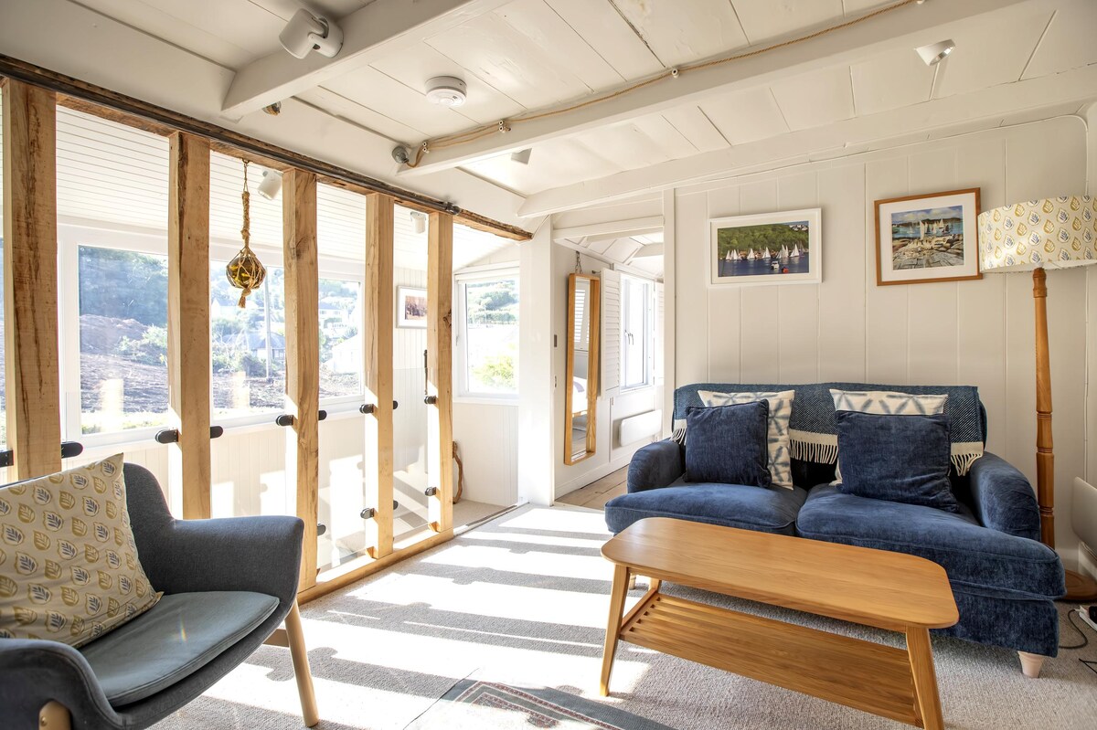 Top performing Airbnb: Stylish hidden gem moments from the harbour. in Mevagissey