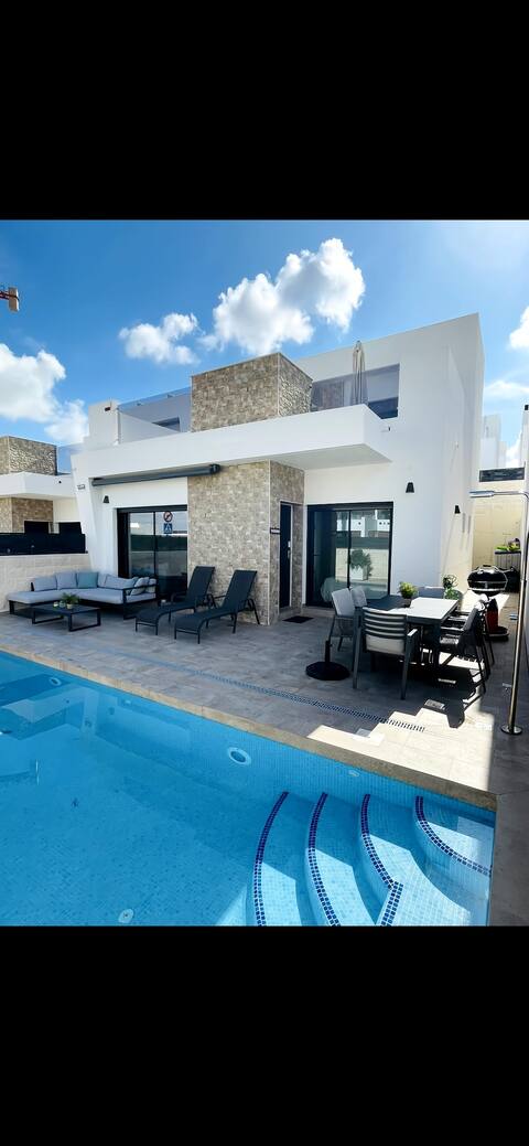 Beautiful Villa with private pool for 6 people