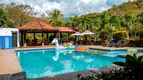 Big Estate/Family/Fun for Everyone/Pool