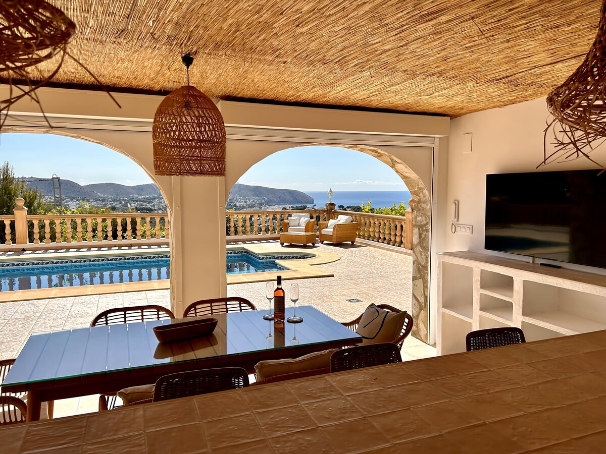 Top Airbnb: Villa Sea View Moraira: Renoviert & beheizter Pool in Teulada