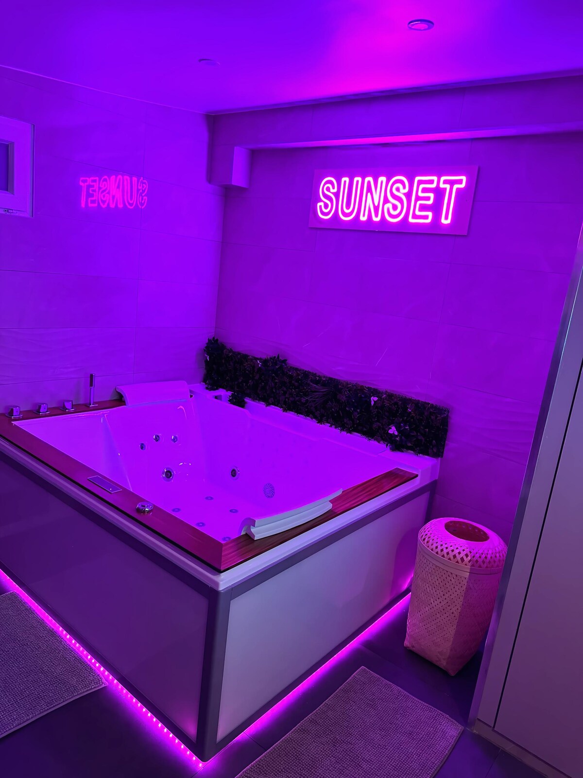 Top Airbnb: La Suite Sunset - Jacuzzi/Sauna - Close to CDG in Tremblay En France