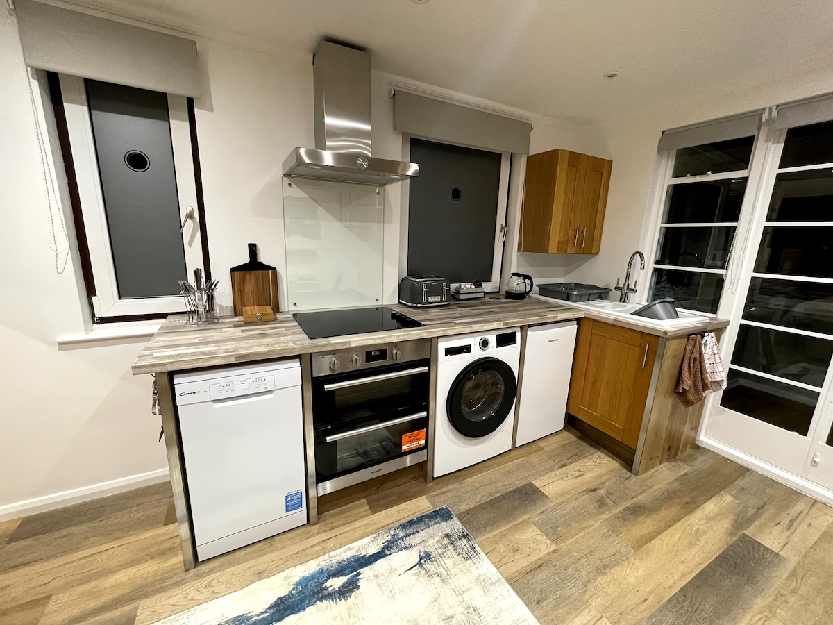 Popular Airbnb listing: Islands Wrest (The Galleon Rm). Pet friendly. in Portland