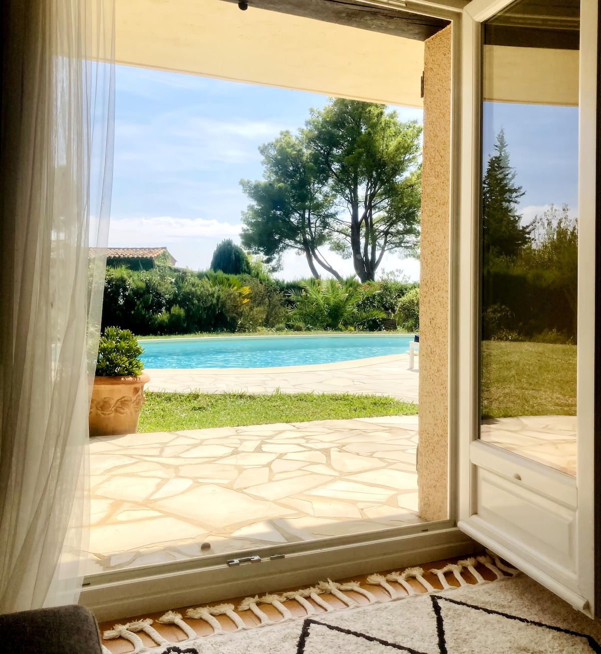 Popular Airbnb listing: Quiet garden level suite – secure private parking in Tourrettes Sur Loup