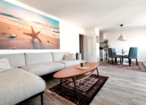 Modern & bright apartment with Netflix & mountain views