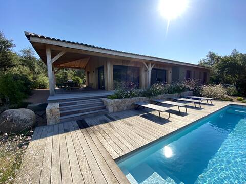 Khaki & Wooden House - Beach Road