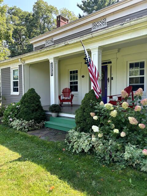 1840s Farmhouse Gem - 4 bedrooms, 2 full baths