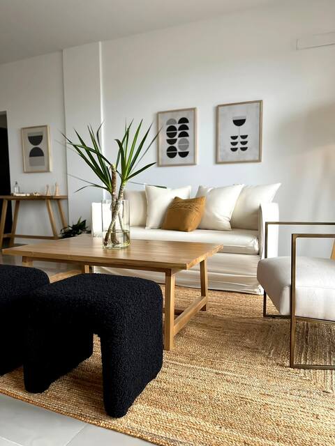 Relax and incredible category! blocks from the river!