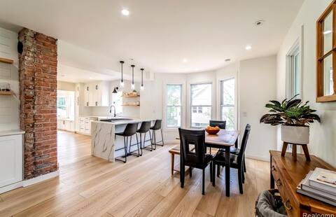 Charming Plymouth retreat • hot tub • fire pit
