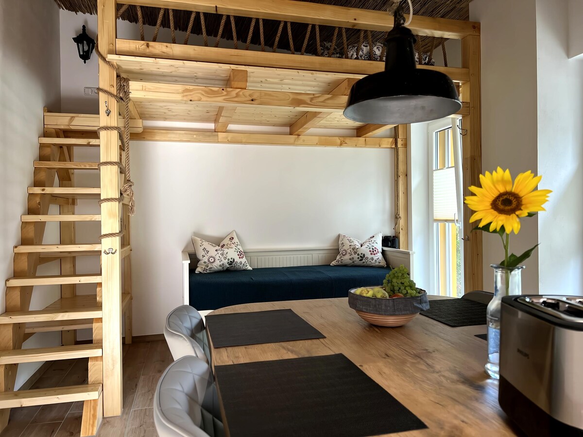 Erfolgreiche Airbnb-Immobilie: Vacation rental farm idyll with pool / barrel sauna / playground in Görlitz