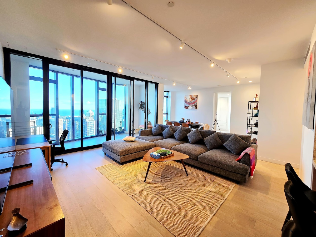Top Airbnb: Luxury 3BR Penthouse 70F–Skyline View& CBD 220sqm in Carlton
