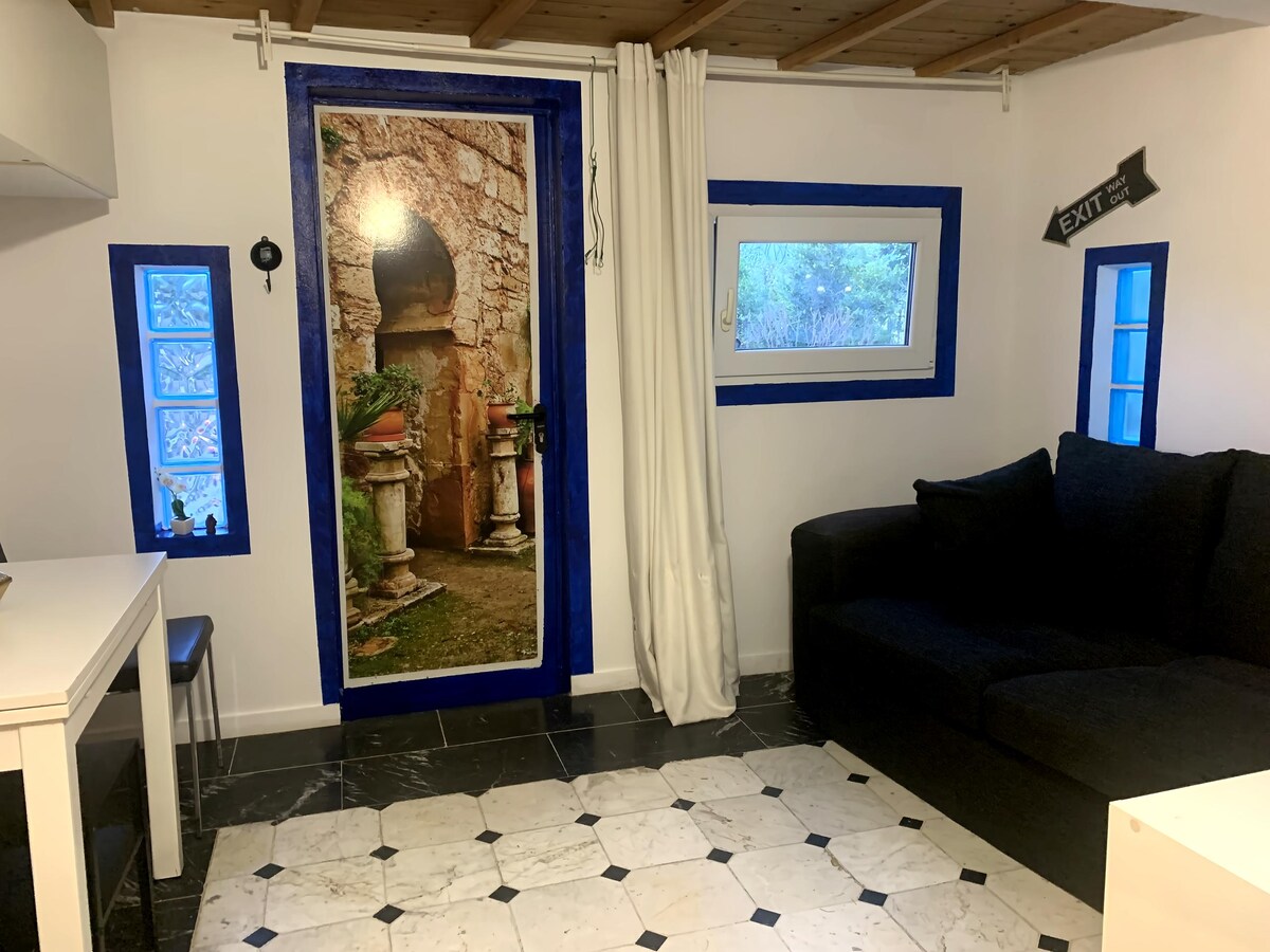 Airbnb con mejor rendimiento: Holos: The Blue cosy and holy mini house. en Castelldefels