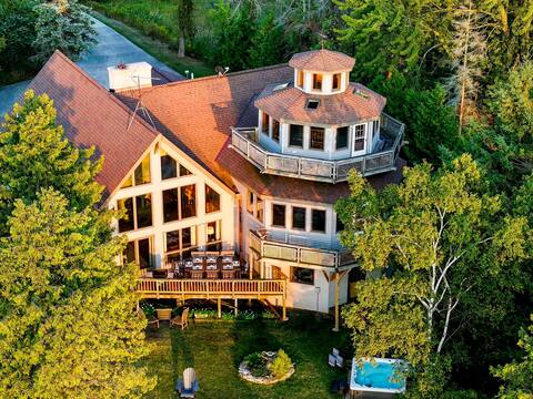 Hammarstrom House - Private Waterfront & Hot Tub