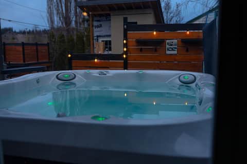 Luxury pet friendly estate w/ hottub & heated pool