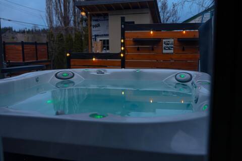 Luxury pet friendly estate w/ hottub & heated pool