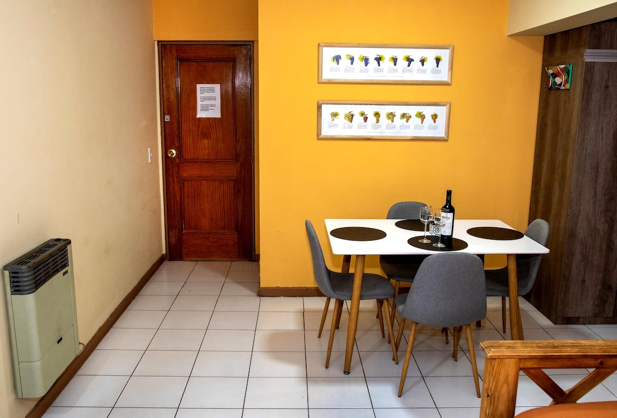 Anuncio de Airbnb popular: Apartment with balcony facing Plaza Independencia en Ciudad De Mendoza