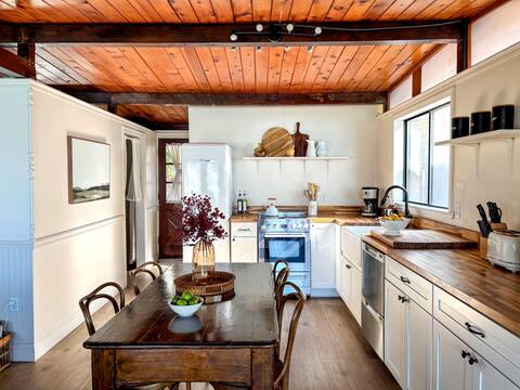 Pine Haus | Lakefront • Kayaks • Hottub • Dogs