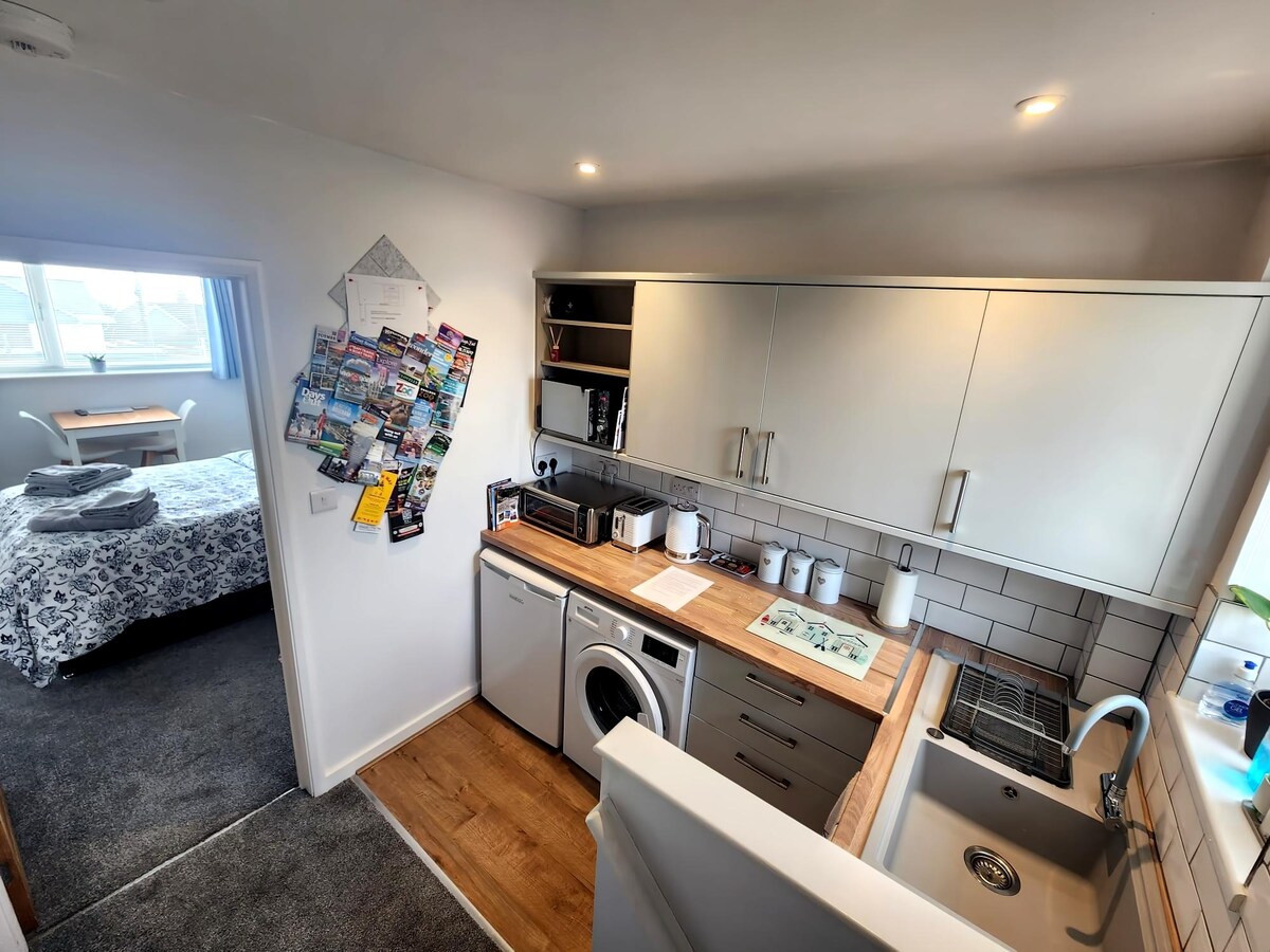 Top Airbnb: Entire Guest Suite with Seaview & Parking, Dawlish in Dawlish