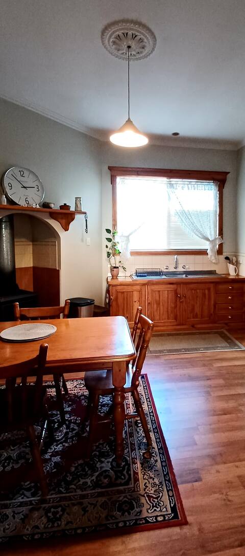Cosy Country Retreat 1930 cottage