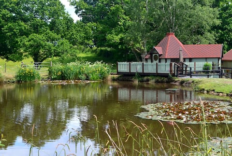 Peaceful 1-bed Lakeside Cabin in Rural Location
