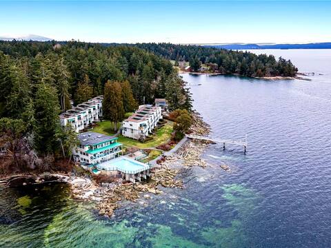 Inn of The Sea | Oceanfront | Pool, hot tub & more