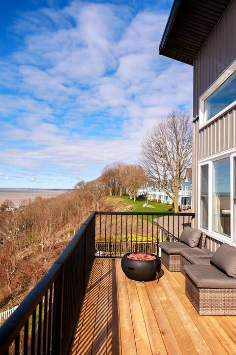 Look out over Port Stanley Main Beach