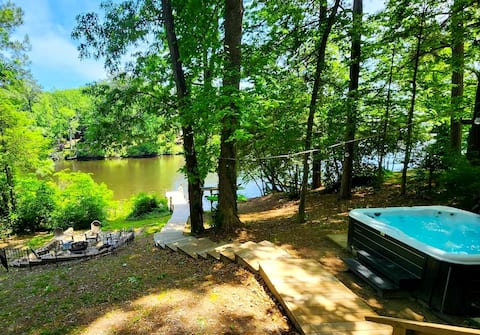 Lakeside Cabin - Hot Tub, Firepit, Kayak, Arcade