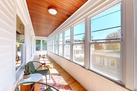 Lookout on Liberty | Renovated | 7 beds + parking