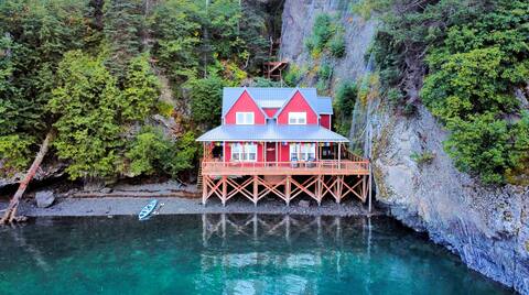 Waterfront Cottage w/ Breathtaking View & Kayaks