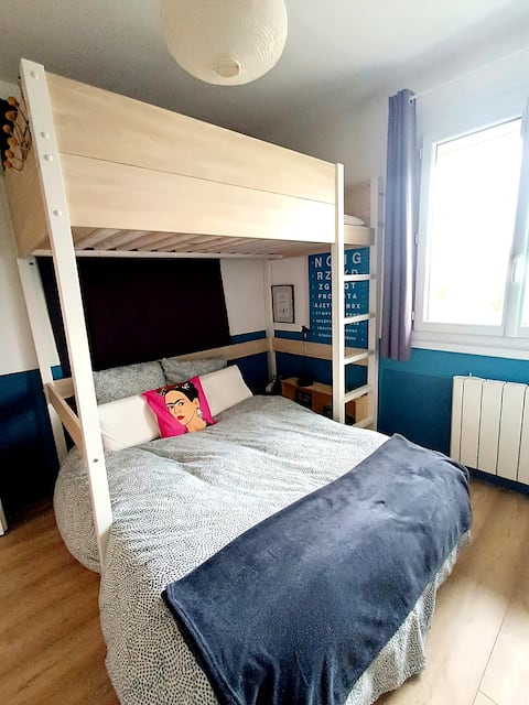 Bedroom with a 140x190 bed in a local home