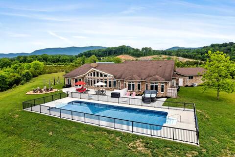Lakefront - Pool & Dock. 10+Private acres.