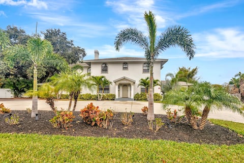 8 BDRM Mansion. 10 MN to Honeymoon Island Beach
