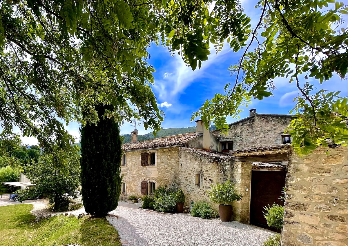 Annonce Airbnb populaire: Drouine Bastide à Ménerbes
