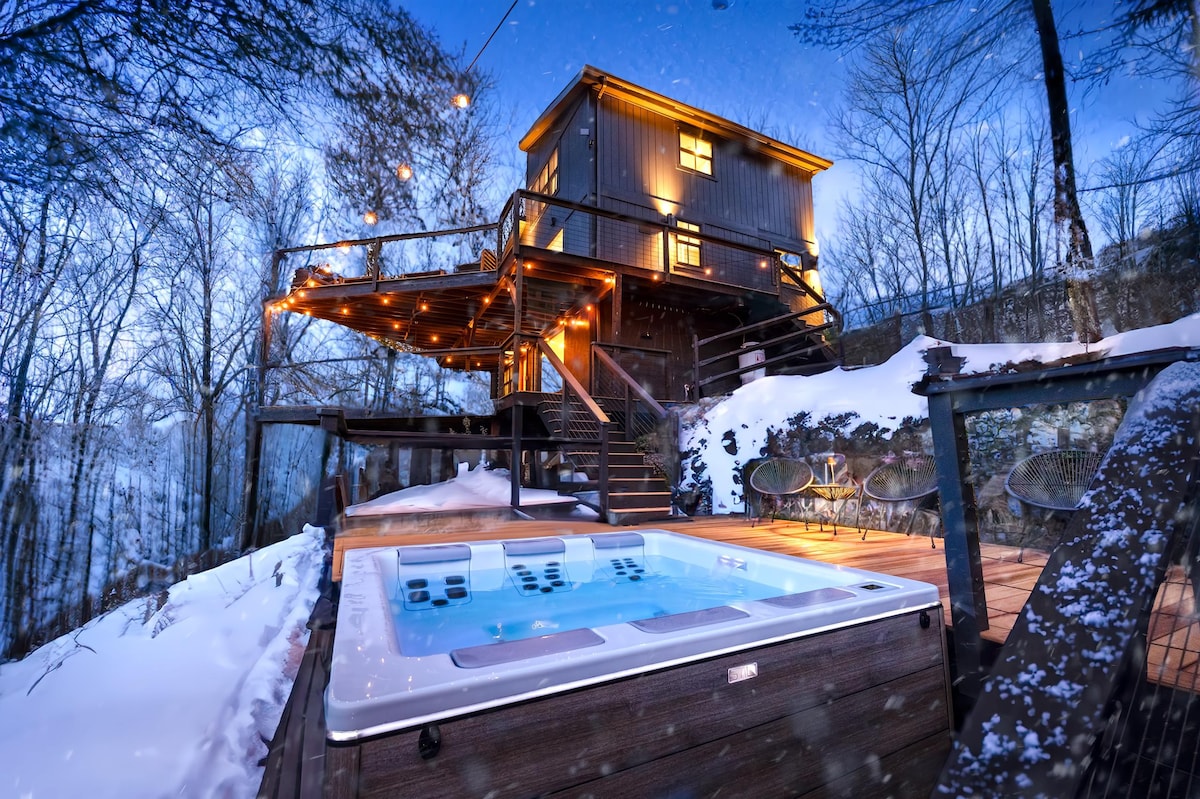 Modern Treehouse w/ Spa, Walk to Hunter Mtn.