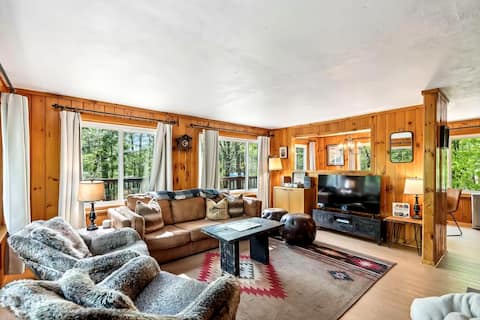 Cozy Cabin near Ski Mtn w/ Hot Tub + Holiday Décor